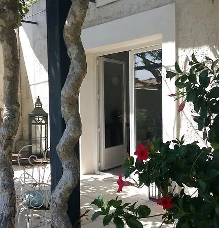 Mas Des Artistes Bed & Breakfast Mouries