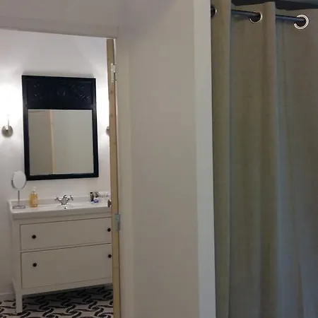 Mas Des Artistes Bed & Breakfast Mouries