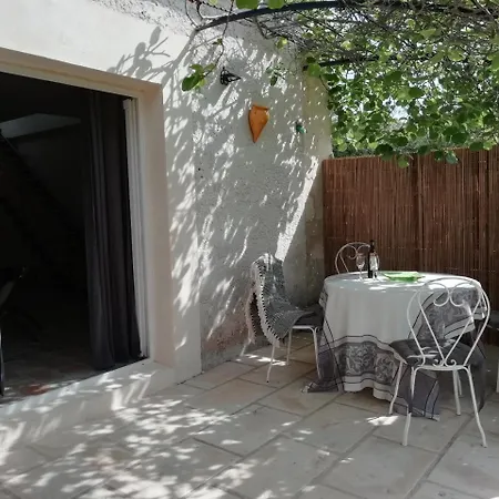 Mas Des Artistes Bed & Breakfast 3*